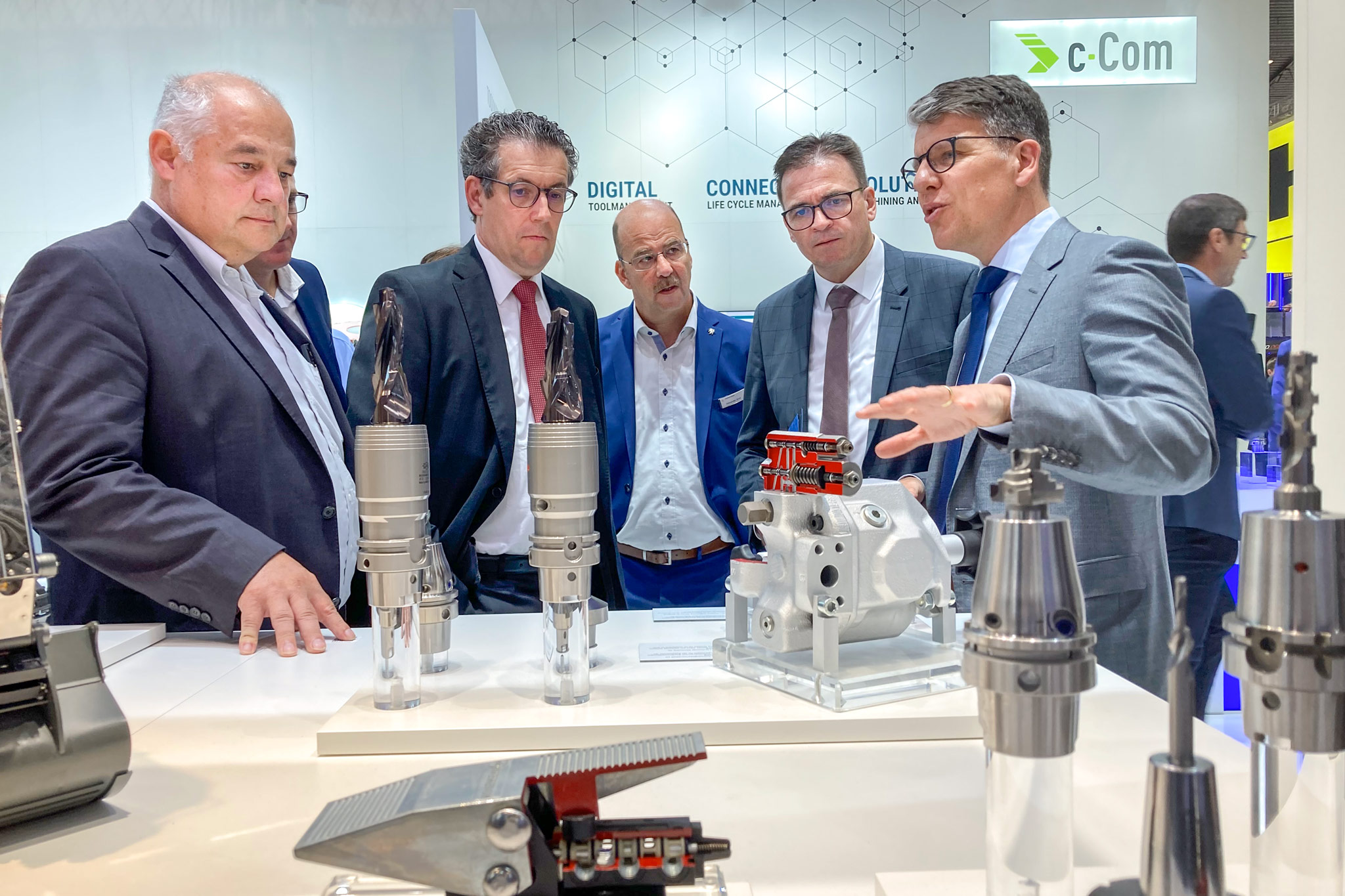 Dr. Kress (re.) mit Vertretern der WiRO Ostwürttemberg und den Landräten Dr. Joachim Bläse und Peter Polta.
